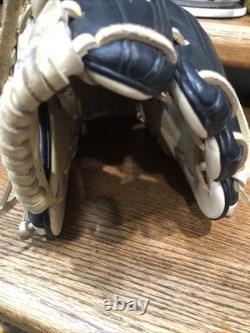 $400R Wilson A2000 1786 Superskin 11.5 Inch Pro Issue infield glove. RH. Black/T