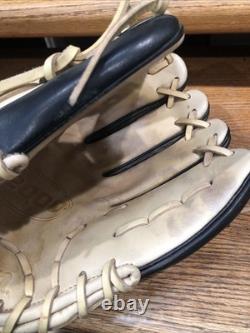 $400R Wilson A2000 1786 Superskin 11.5 Inch Pro Issue infield glove. RH. Black/T