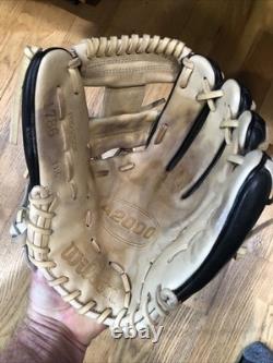 $400R Wilson A2000 1786 Superskin 11.5 Inch Pro Issue infield glove. RH. Black/T