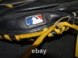 A2000 Wilson RHT 1st baseman Leather glove Pro Stock 12.5 Classic adj strap